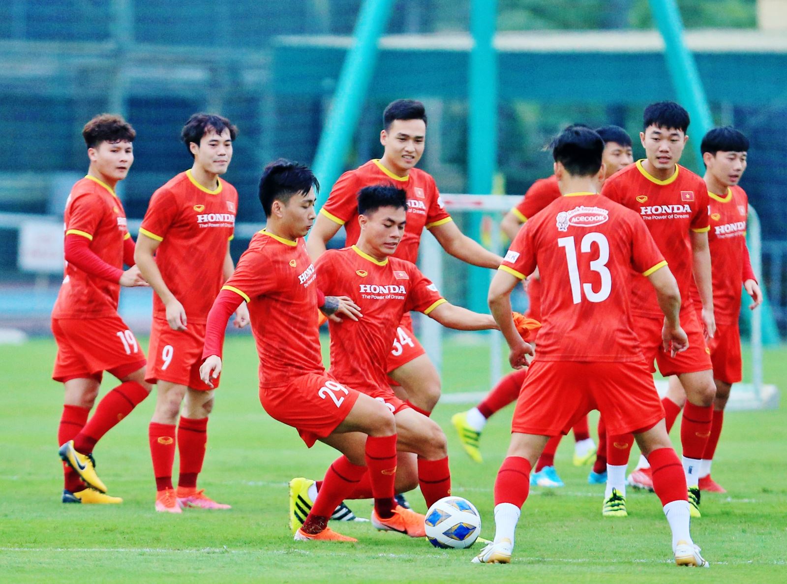 Nguyễn Phong Hồng Duy - Ngôi sao trẻ sáng giá của bóng đá Việt Nam